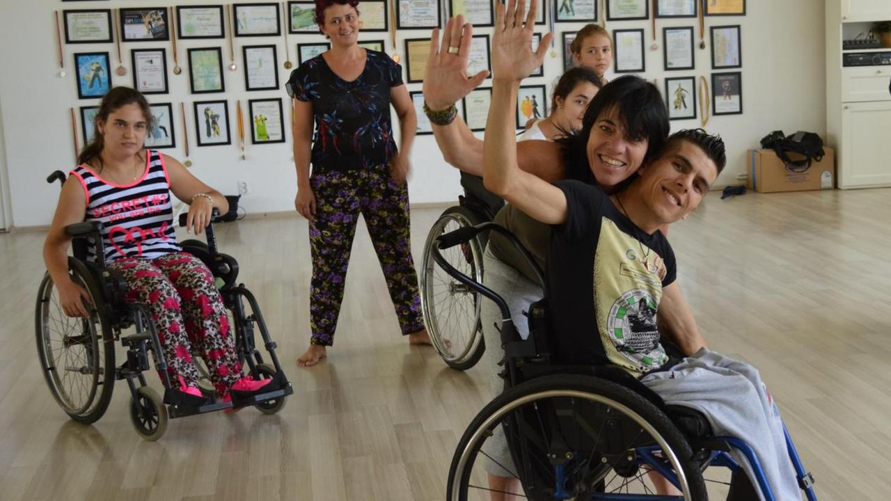 Tanztherapeutin Bea Carolina Remark beim Training mit behinderten und nicht-behinderten Tänzern und Tänzerinnen. Tanztherapeutin Bea Carolina Remark beim Training mit behinderten und nicht-behinderten Tänzern und Tänzerinnen.