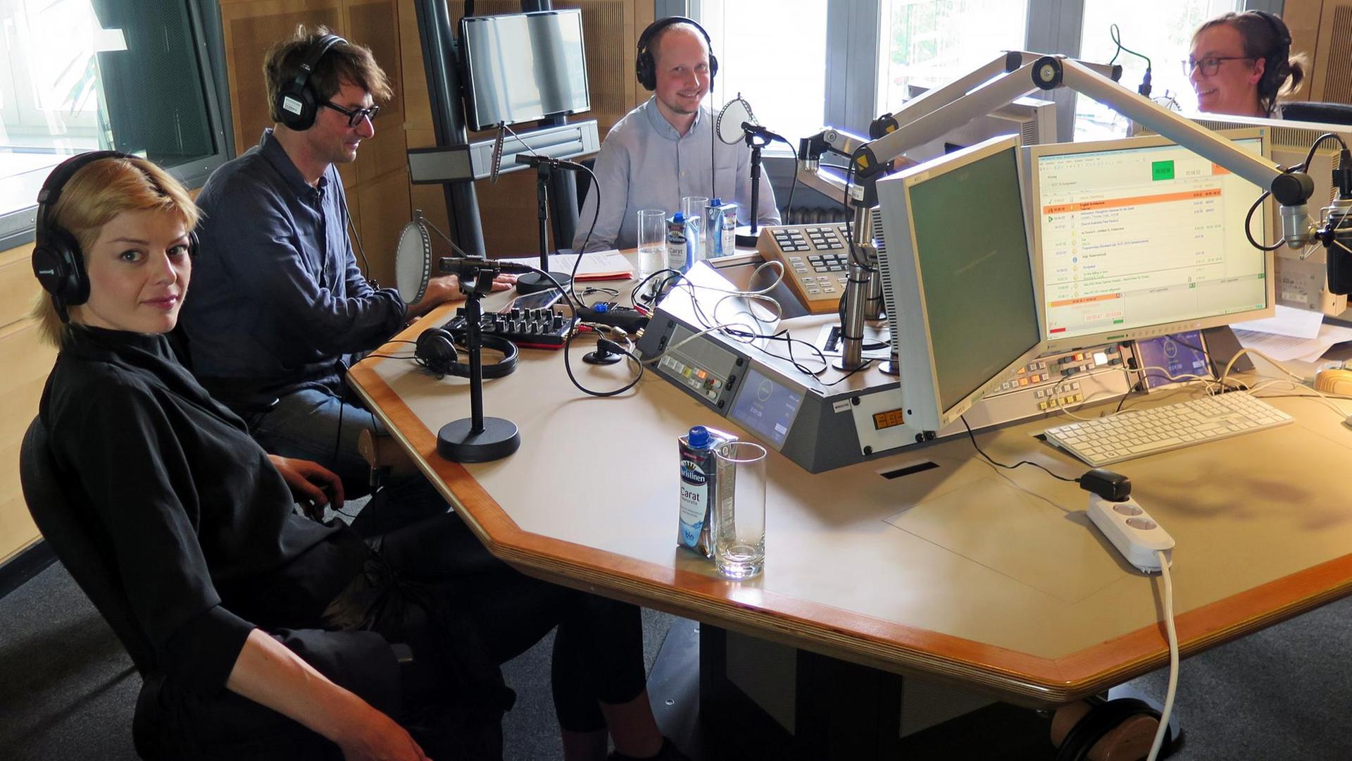 Diskussionsrunde zum „World Listening Day“ beim Kompressor am 18.07.2016: Von links nach rechts: Die Künstlerin Joride Voigt, Journalist Paul Paulun, Klangforscher Thomas Kusitzky, Moderatorin Christine Watty. Diskussionsrunde zum „World Listening Day“ beim Kompressor am 18.07.2016: Von links nach rechts: Die Künstlerin Joride Voigt, Journalist Paul Paulun, Klangforscher Thomas Kusitzky, Moderatorin Christine Watty.