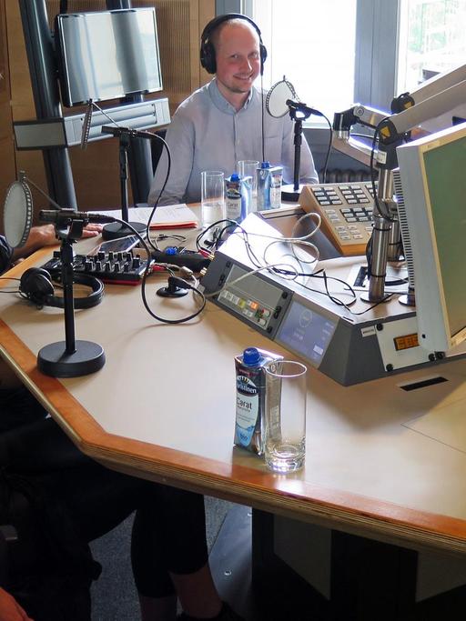 Diskussionsrunde zum „World Listening Day“ beim Kompressor am 18.07.2016: Von links nach rechts: Die Künstlerin Joride Voigt, Journalist Paul Paulun, Klangforscher Thomas Kusitzky, Moderatorin Christine Watty.