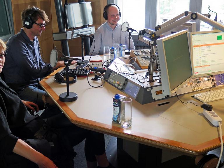Diskussionsrunde zum „World Listening Day“ beim Kompressor am 18.07.2016: Von links nach rechts: Die Künstlerin Joride Voigt, Journalist Paul Paulun, Klangforscher Thomas Kusitzky, Moderatorin Christine Watty.