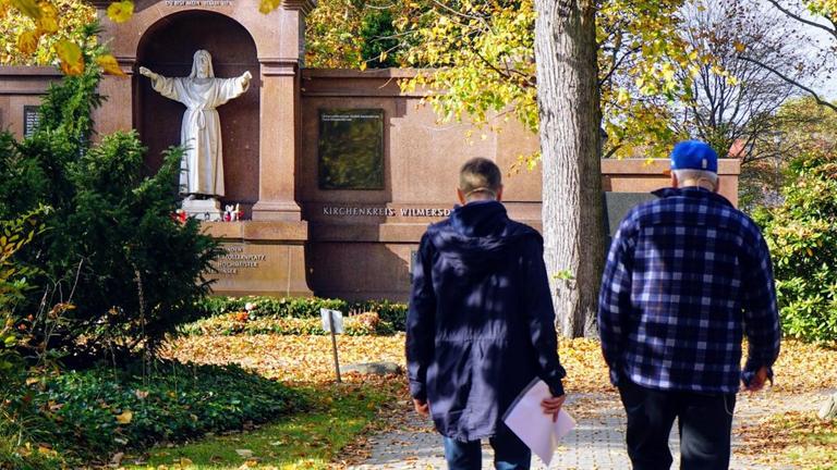 Friedhof Berlin-Wilmersdorf - Hier ruht die Mutter von Rosa von Praunheim Friedhof Berlin-Wilmersdorf - Hier ruht die Mutter von Rosa von Praunheim