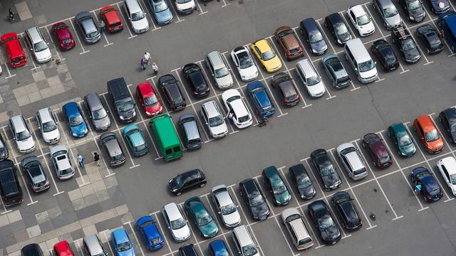 Viele verschiedene Autotypen stehen auf einem Parkplatz.