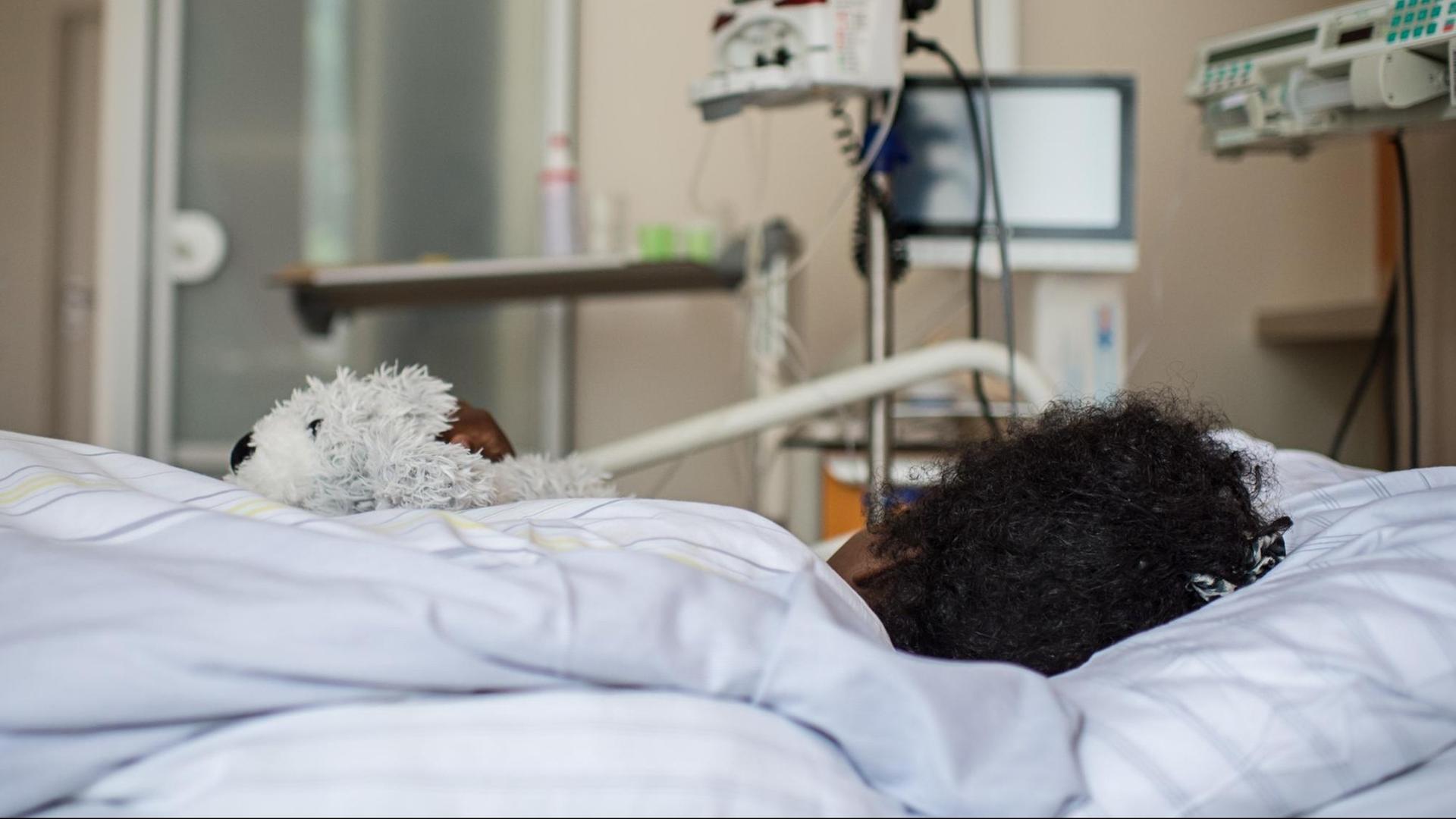 Ein 19-jähriges Mädchen liegt mit dem Kopf abgewandt im Krankenhaus Waldfriede in Berlin in ihrem Bett.