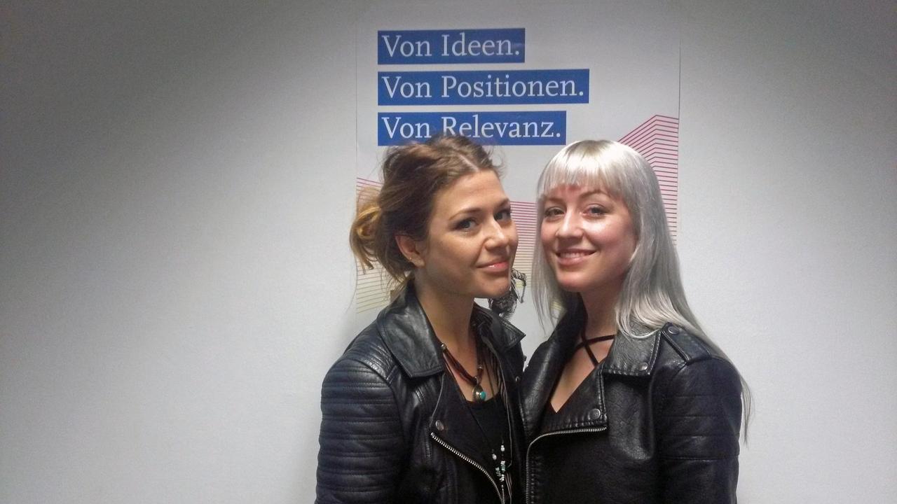 Larkin Poe: Die beiden Schwestern Rebecca Lovell (l.) und Megan Lovell im Deutschlandfunk. Larkin Poe: Die beiden Schwestern Rebecca Lovell (l.) und Megan Lovell im Deutschlandfunk.