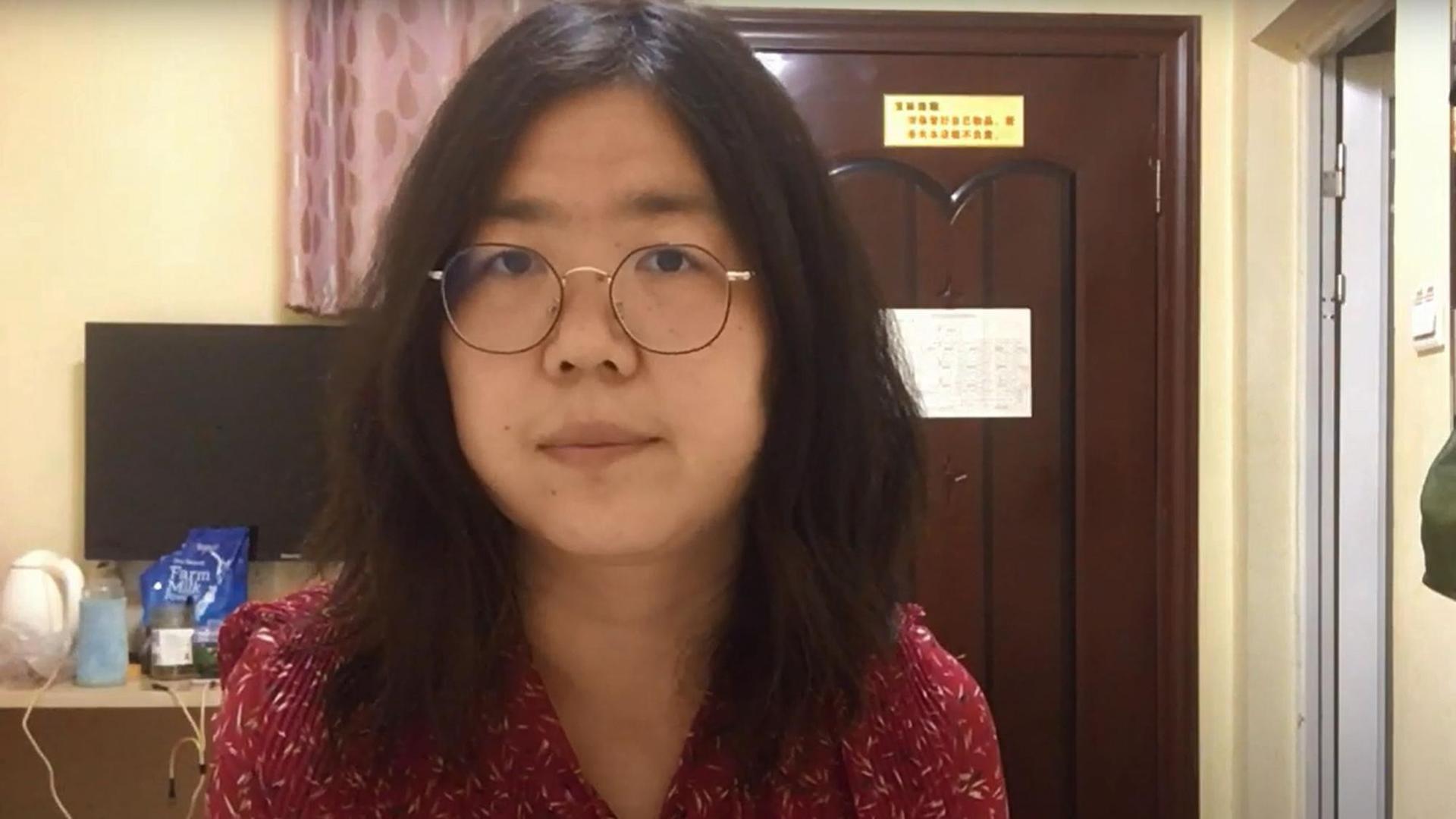 Die chinesische Journalistin Zhang Zhan guckt in die Kamera Die chinesische Journalistin Zhang Zhan guckt in die Kamera
