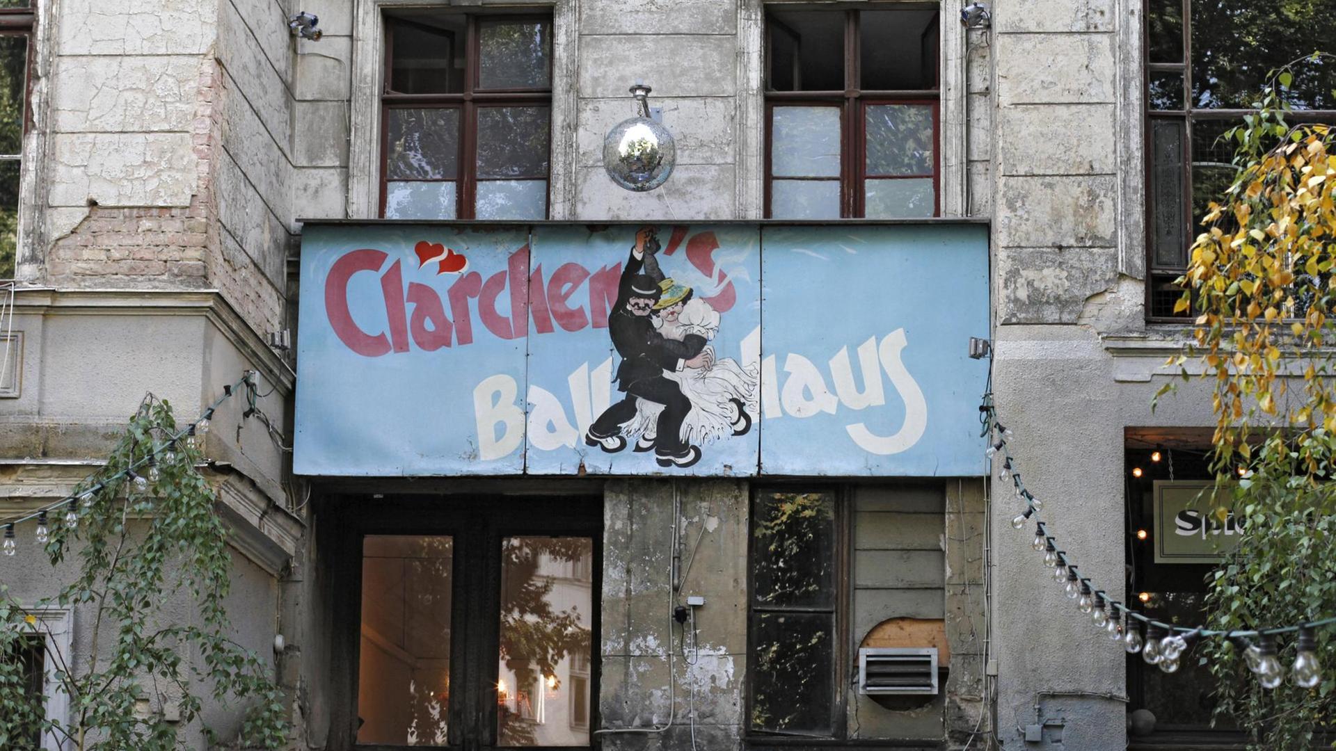 Blick auf den Eingang von Clärchens Ballhaus in Berlin-Mitte