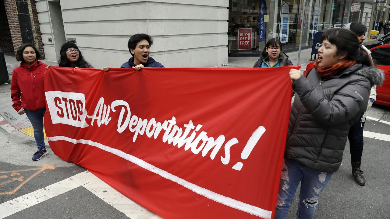 Protest gegen Abschiebung vor dem Büro des "Immigration and Customs Enforcement" am 28. Februar 2018 in San Francisco. Protest gegen Abschiebung vor dem Büro des "Immigration and Customs Enforcement" am 28. Februar 2018 in San Francisco.