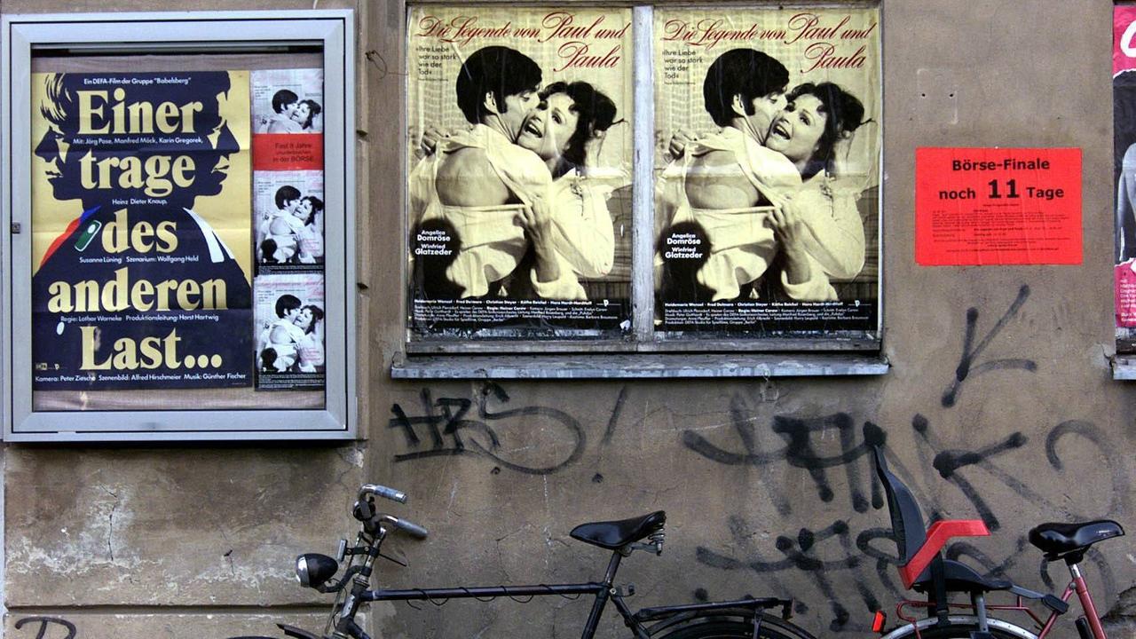 Filmplakat vom DEFA Film: "Die Legende von Paul und Paula" in Berlin an einer Hauswand, 2002.