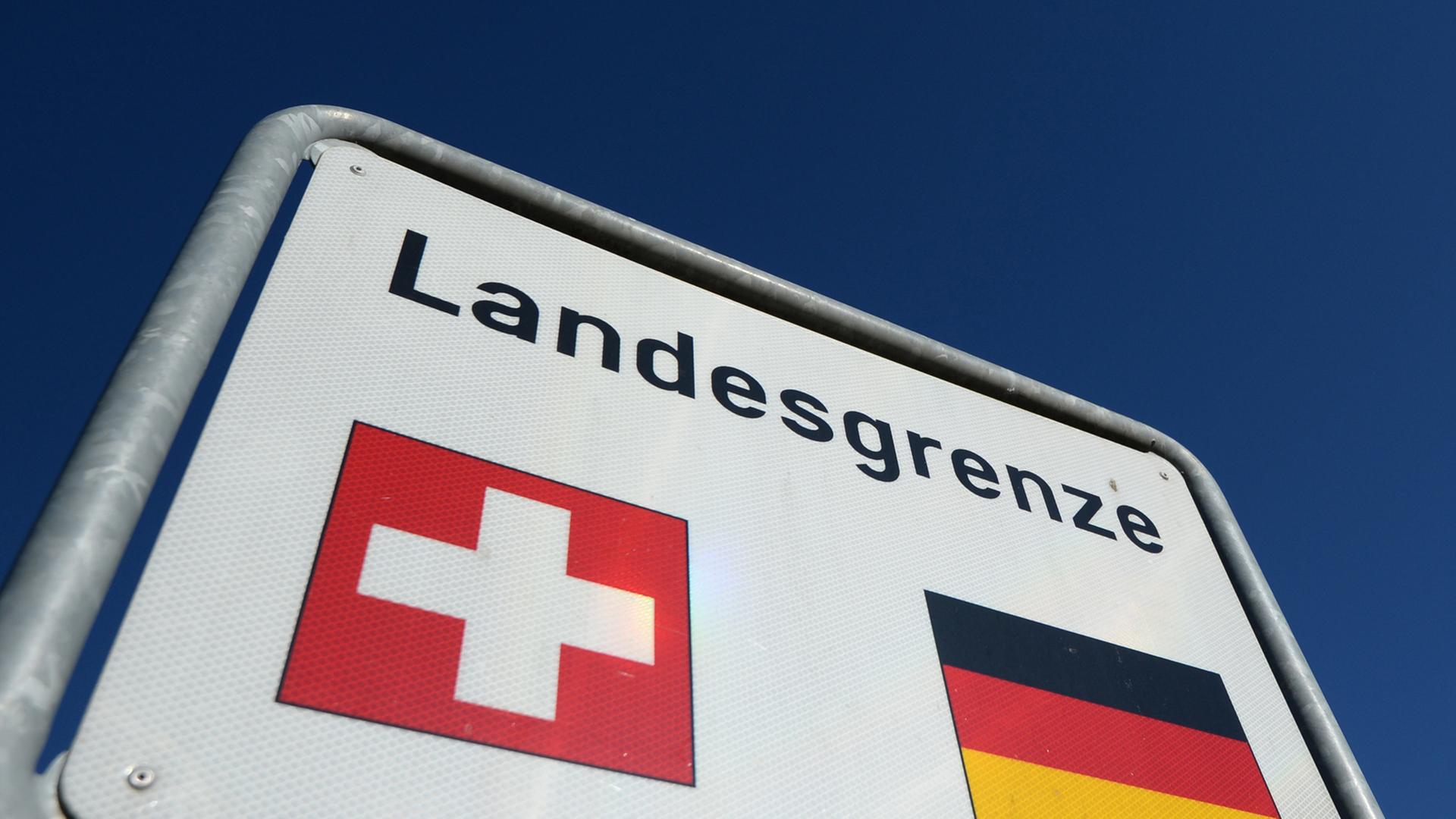Ein Schild an der schweizerisch-deutschen Landesgrenze Ein Schild an der schweizerisch-deutschen Landesgrenze