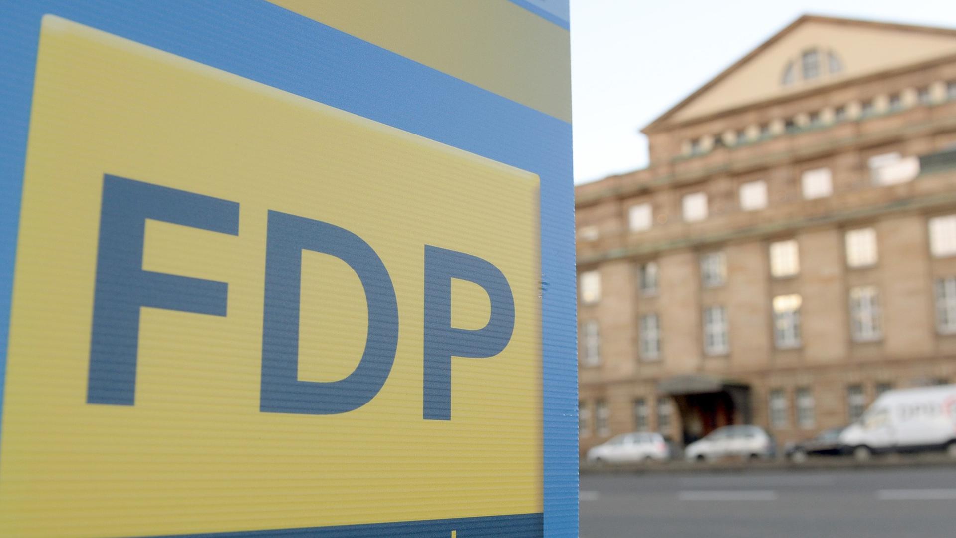 Ein Plakat mit dem Logo der Partei FDP hängt am 05.01.2015 vor dem Opernhaus in Stuttgart. Ein Plakat mit dem Logo der Partei FDP hängt am 05.01.2015 vor dem Opernhaus in Stuttgart.
