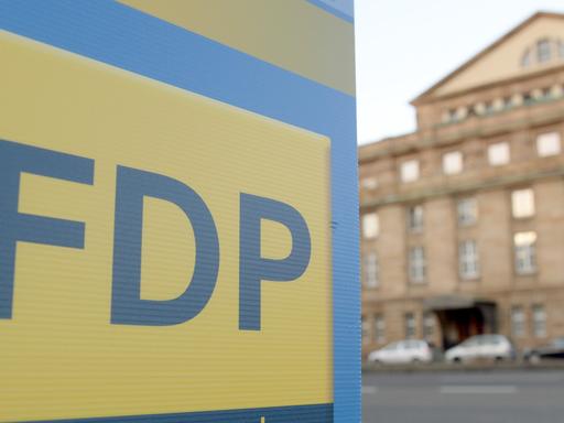 Ein Plakat mit dem Logo der Partei FDP hängt am 05.01.2015 vor dem Opernhaus in Stuttgart.