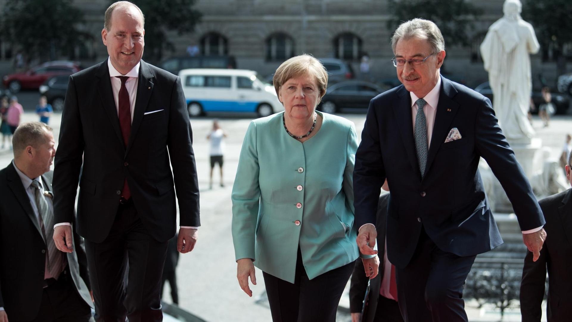 Bundeskanzlerin Angela Merkel (CDU) wird von Dieter Kempf (r), Präsident des Bundesverbands der Deutschen Industrie (BDI) und BDI-Hauptgeschäftsführer Joachim Lang am 20.06.2017 beim Tag der Deutschen Industrie 2017 des BDI am Konzerthaus am Gendarmenmarkt in Berlin begrüßt.
