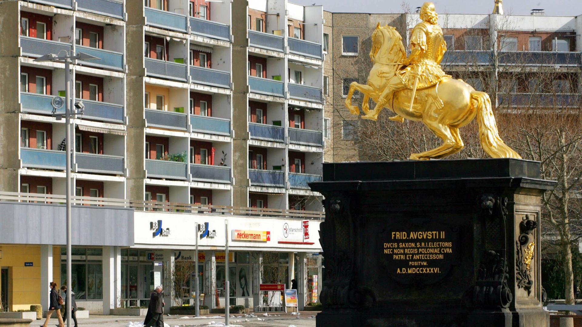 Reiterstandbild Friedrich Augusts II in Dresden vor Häusern der damals Städtischen Wohnungsbaugesellschaft Woba, die im selben Jahr 2006 verkauft wurde. Reiterstandbild Friedrich Augusts II in Dresden vor Häusern der damals Städtischen Wohnungsbaugesellschaft Woba, die im selben Jahr 2006 verkauft wurde.