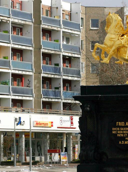 Reiterstandbild Friedrich Augusts II in Dresden vor Häusern der damals Städtischen Wohnungsbaugesellschaft Woba, die im selben Jahr 2006 verkauft wurde.