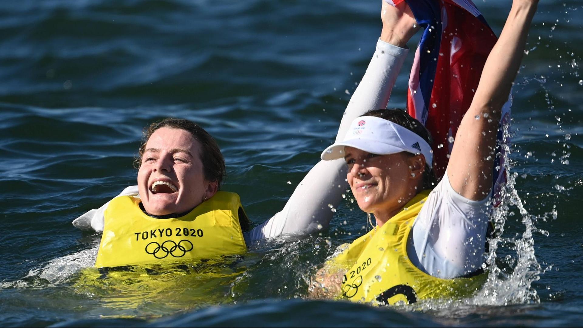 Hannah Mills und ihre Partnerin Eilidh McIntyre feiern ihren Olympiasieg mit einem Bad im Meer. Hannah Mills und ihre Partnerin Eilidh McIntyre feiern ihren Olympiasieg mit einem Bad im Meer.
