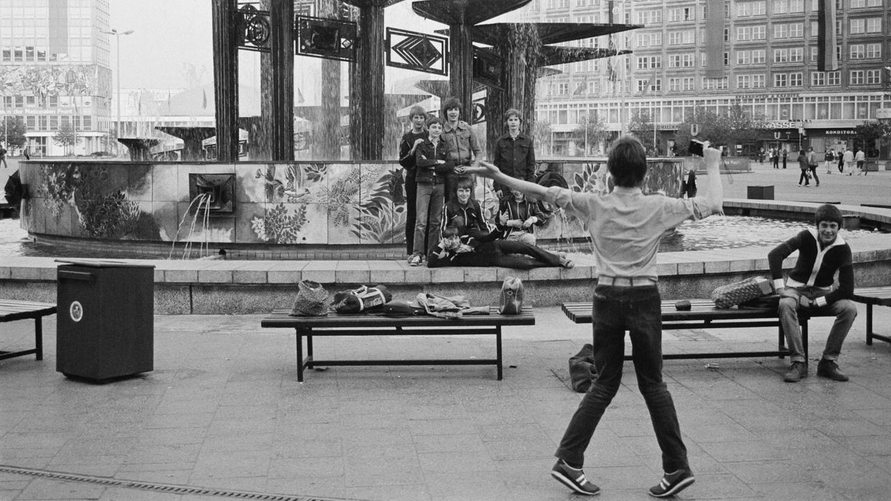 Teenager am Brunnen der Völkerfreundschaft, ein Springbrunnen auf dem Alexanderplatz in Berlin-Mitte, 1984, Berlin, DDR, Deutschland, Europa Teenager am Brunnen der Völkerfreundschaft, ein Springbrunnen auf dem Alexanderplatz in Berlin-Mitte, 1984, Berlin, DDR, Deutschland, Europa