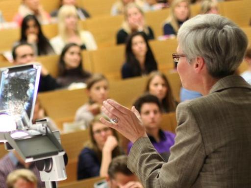 Dr. Kornelia Freitag, Professorin für Amerikanistik, hält am Montag (17.10.2011) in einem Hörsaal der Ruhr-Universität in Bochum eine Vorlesung der Amerikanistik. Foto: Fabian Stratenschulte dpa/lnw | Verwendung weltweit