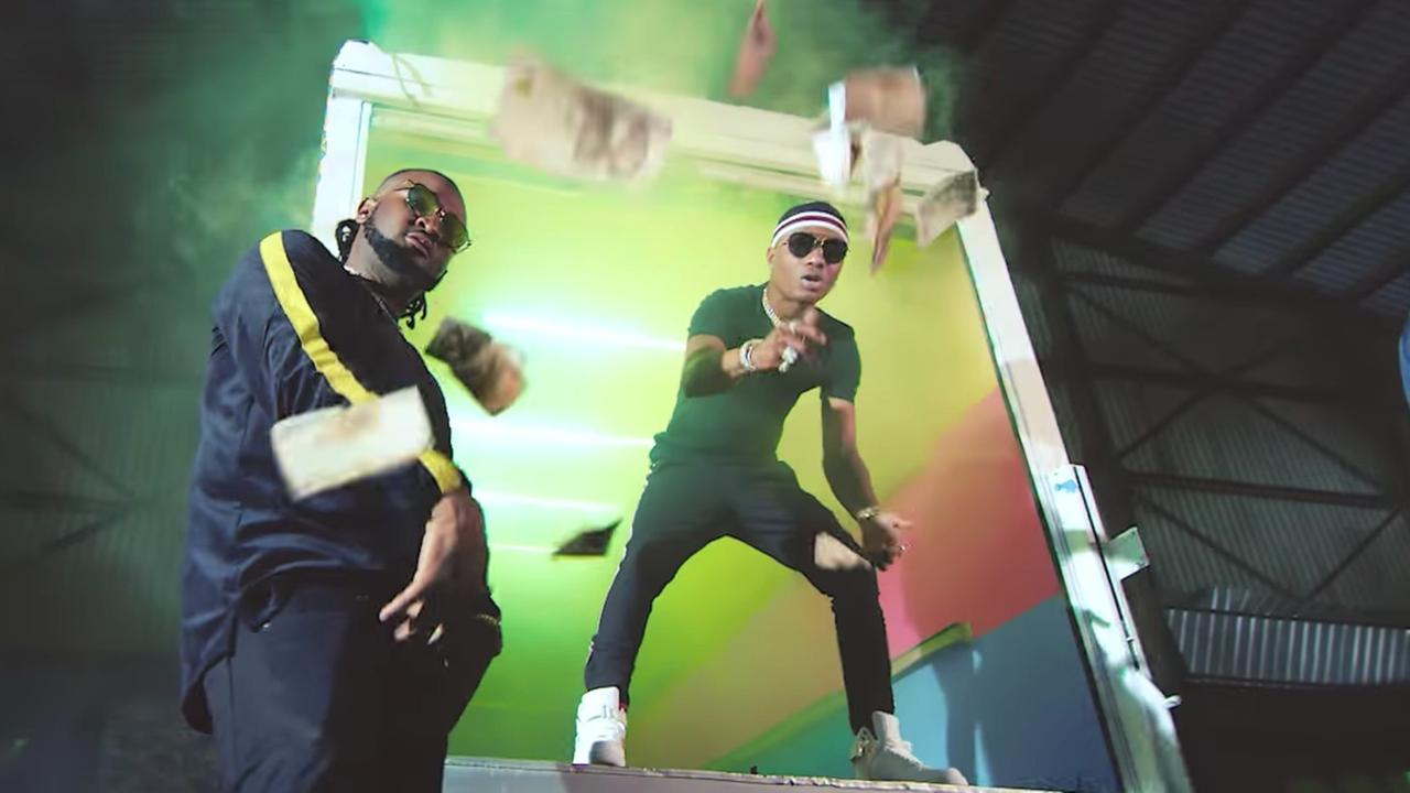 Sänger WizKid wirft im Song "Soco" Geld aus einem Auto. Sänger WizKid wirft im Song "Soco" Geld aus einem Auto.
