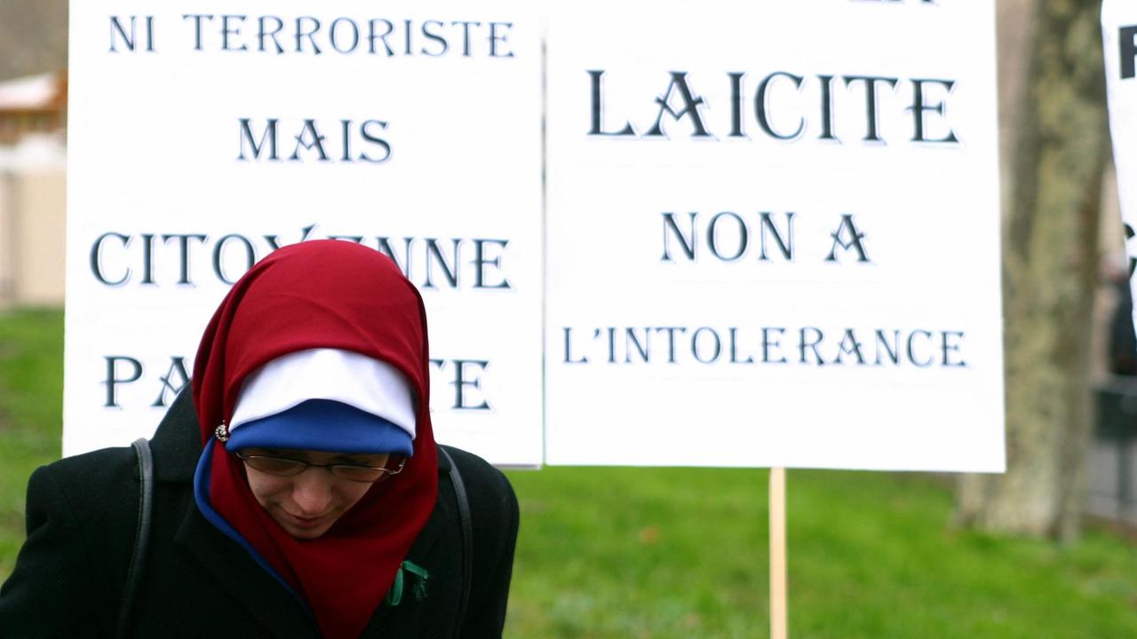 Eine Frau mit Kopftuch auf einer Demonstration gegen das Kopftuchverbot in französischen Schulen im März 2013 Eine Frau mit Kopftuch auf einer Demonstration gegen das Kopftuchverbot in französischen Schulen im März 2013