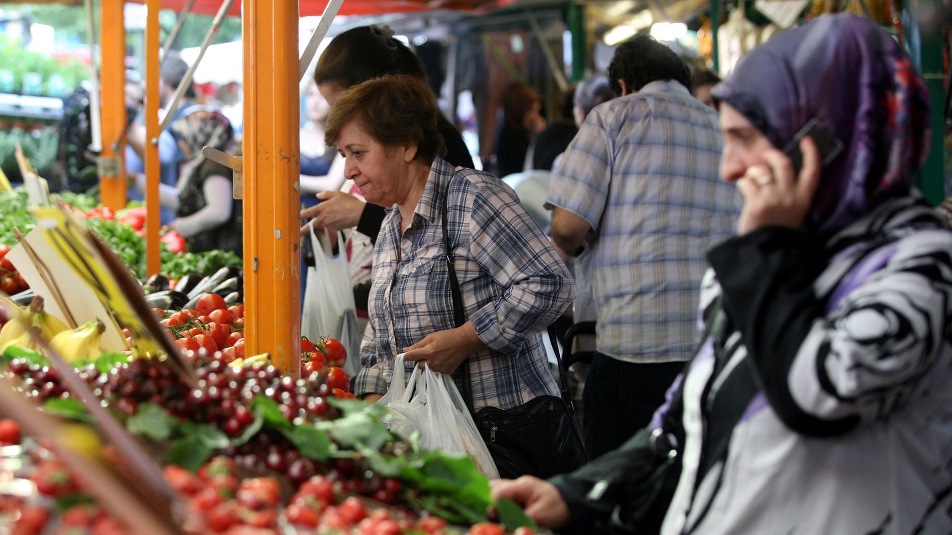 Besucherinnen kaufen am 10.06.2011 an einen Stand auf dem Markt am Maybachufer in Berlin-Kreuzberg Obst und Gemüse. Der Markt ist wegen seiner multikulturellen Vielfalt bekannt. Besucherinnen kaufen am 10.06.2011 an einen Stand auf dem Markt am Maybachufer in Berlin-Kreuzberg Obst und Gemüse. Der Markt ist wegen seiner multikulturellen Vielfalt bekannt.