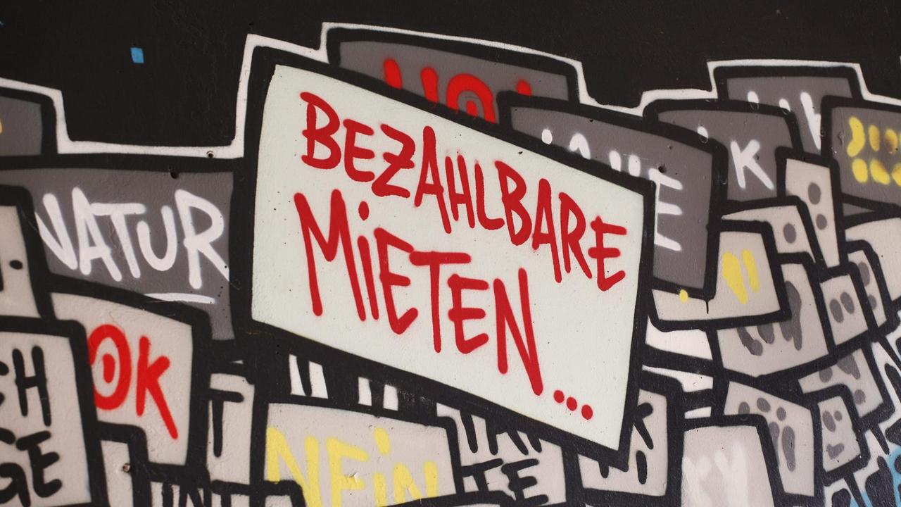 "Bezahlbare Mieten" steht auf einem Wandbild nahe dem Kottbusser Tor in Berlin im Bezirk Kreuzberg. "Bezahlbare Mieten" steht auf einem Wandbild nahe dem Kottbusser Tor in Berlin im Bezirk Kreuzberg.