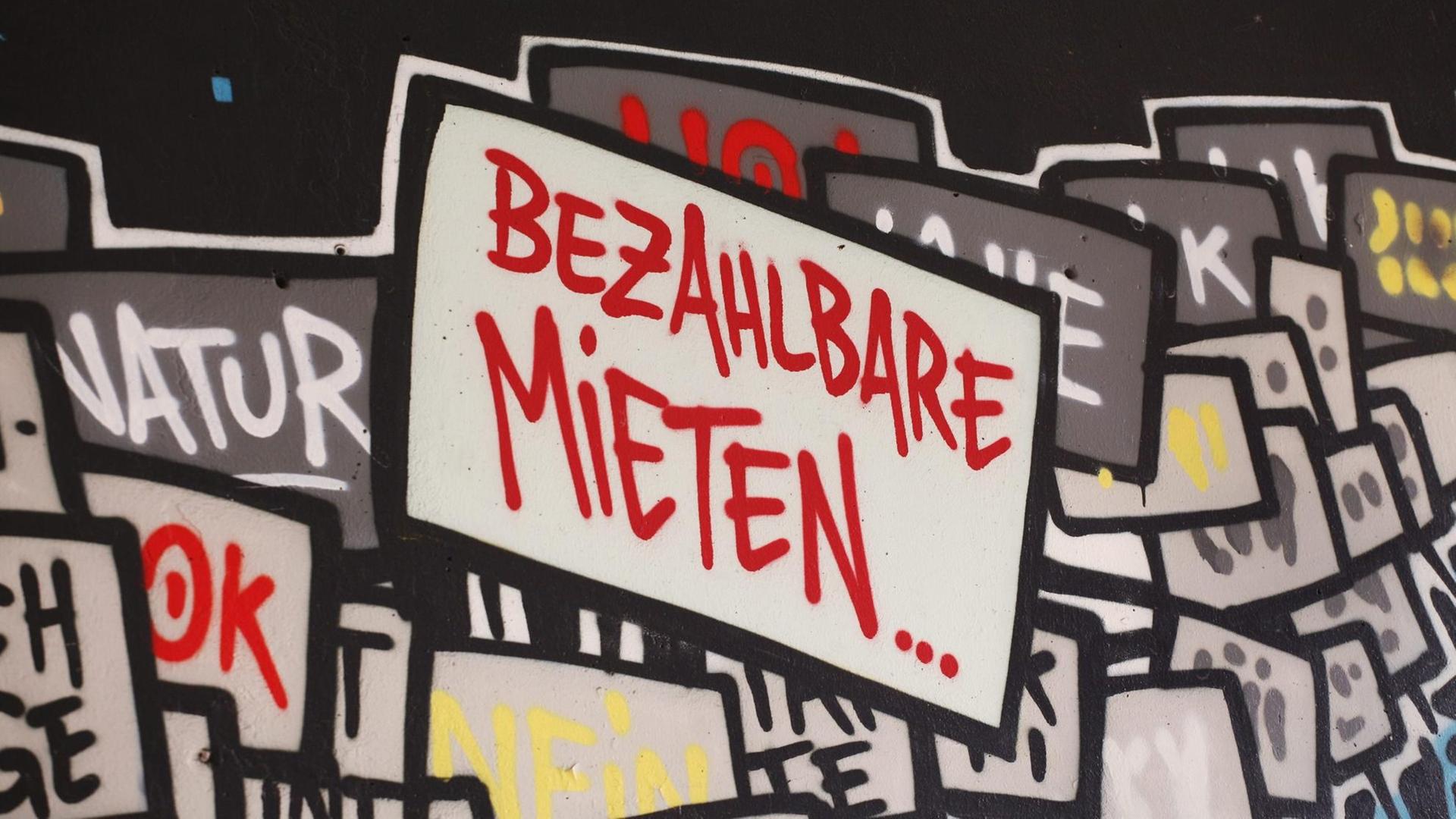 "Bezahlbare Mieten" steht auf einem Wandbild nahe dem Kottbusser Tor in Berlin im Bezirk Kreuzberg. "Bezahlbare Mieten" steht auf einem Wandbild nahe dem Kottbusser Tor in Berlin im Bezirk Kreuzberg.