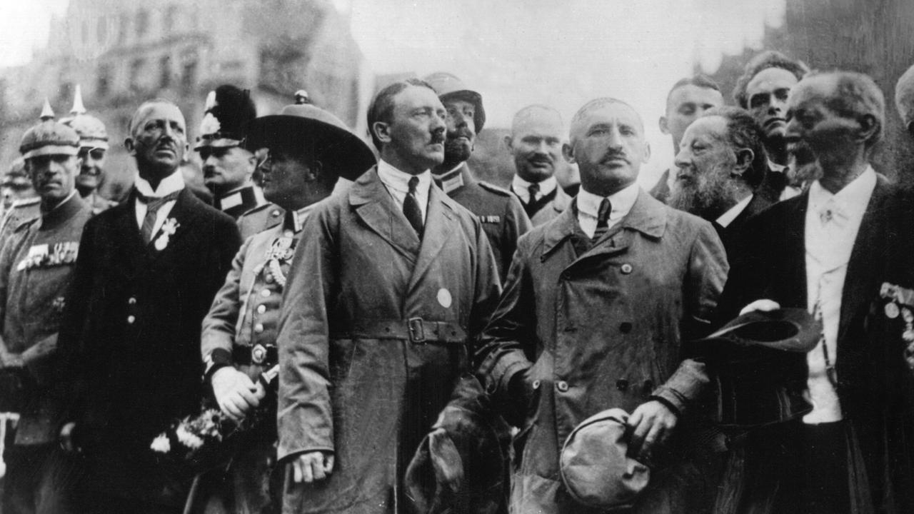 Adolf Hitler (M.) und Julius Streicher (r.) auf dem "Deutschen Tag" am 2. September 1923 in Nürnberg während des Vorbeimarsches von 6000 uniformierten Nationalsozialisten. Adolf Hitler (M.) und Julius Streicher (r.) auf dem "Deutschen Tag" am 2. September 1923 in Nürnberg während des Vorbeimarsches von 6000 uniformierten Nationalsozialisten.