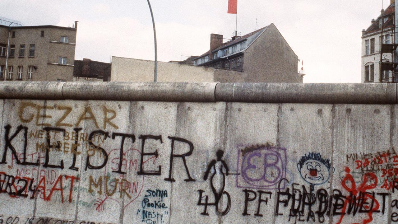 Graffitis auf der Westseite der Berliner Mauer am 29. April 1984 Graffitis auf der Westseite der Berliner Mauer am 29. April 1984