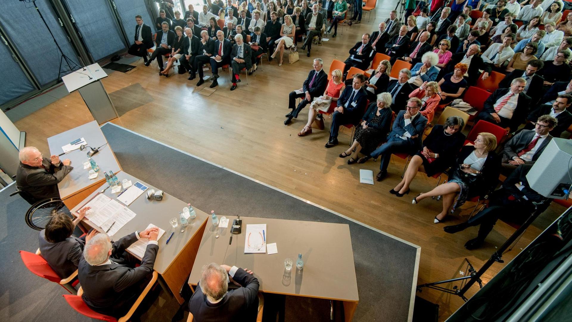 29.06.2016, Deutschland, Berlin, Podiumsdiskussion in der AdK am Pariser Platz. Teilnehmer: Wolfgang Schäuble und Jean Asselborn. Moderation: Norbert Klein (SR) und Birgit Wentzien (DLF) 29.06.2016, Deutschland, Berlin, Podiumsdiskussion in der AdK am Pariser Platz. Teilnehmer: Wolfgang Schäuble und Jean Asselborn. Moderation: Norbert Klein (SR) und Birgit Wentzien (DLF)