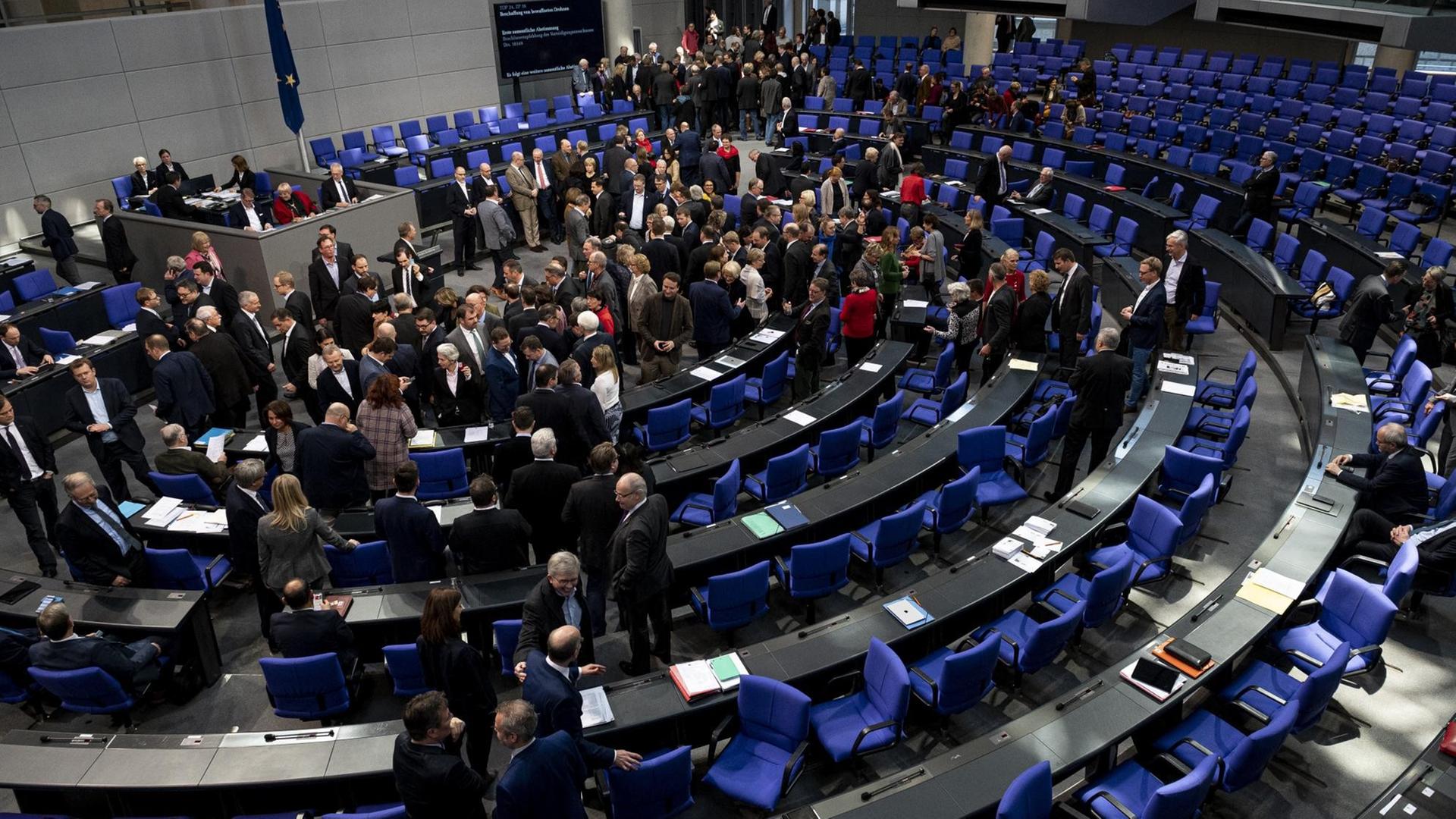 Blick in den Plenarsaal des Bundestags: Abgeordnete geben ihre Stimme ab. Blick in den Plenarsaal des Bundestags: Abgeordnete geben ihre Stimme ab.