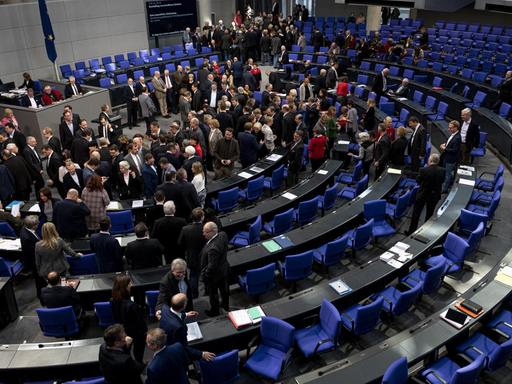 Blick in den Plenarsaal des Bundestags: Abgeordnete geben ihre Stimme ab.