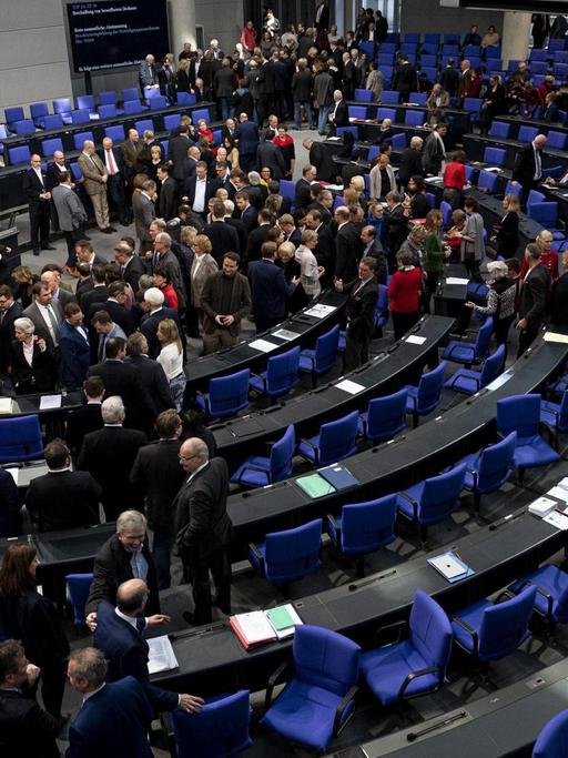Blick in den Plenarsaal des Bundestags: Abgeordnete geben ihre Stimme ab.