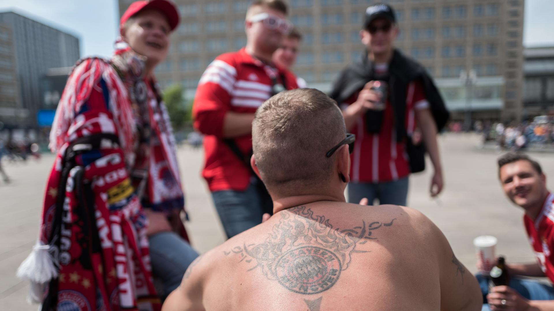 Ein Fan des FC Bayern mit einem entsprechenden Tattoo auf dem Rücken vor dem DFB-Pokal-Finale FC Bayern München - Eintracht Frankfurt auf dem Alexanderplatz Ein Fan des FC Bayern mit einem entsprechenden Tattoo auf dem Rücken vor dem DFB-Pokal-Finale FC Bayern München - Eintracht Frankfurt auf dem Alexanderplatz