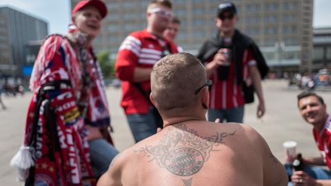 Ein Fan des FC Bayern mit einem entsprechenden Tattoo auf dem Rücken vor dem DFB-Pokal-Finale FC Bayern München - Eintracht Frankfurt auf dem Alexanderplatz