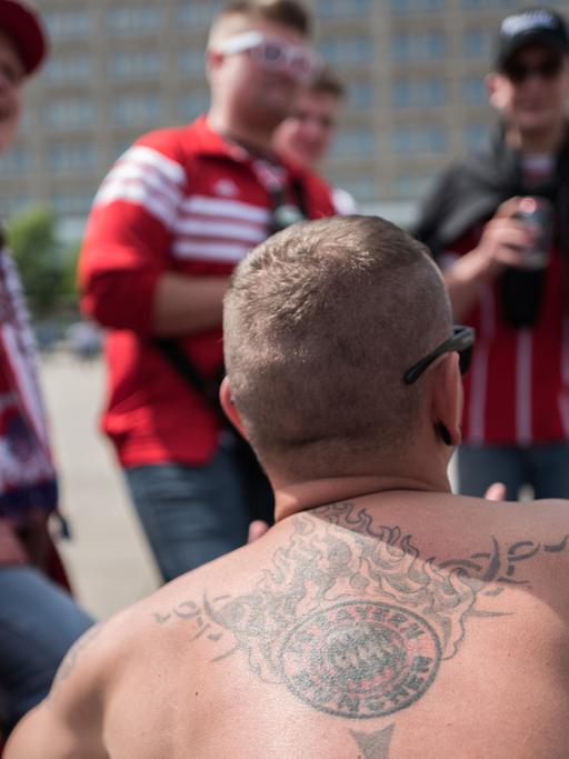 Ein Fan des FC Bayern mit einem entsprechenden Tattoo auf dem Rücken vor dem DFB-Pokal-Finale FC Bayern München - Eintracht Frankfurt auf dem Alexanderplatz
