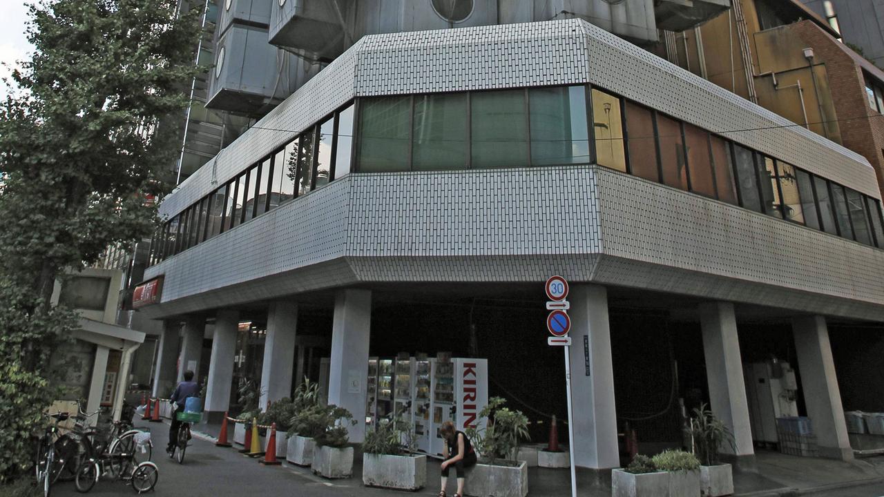 Sockel des berühmten Kapselturms in Tokio. Über dem zweistöckigen Unterbau sind 140 Wohnkapseln aufgehängt. Sockel des berühmten Kapselturms in Tokio. Über dem zweistöckigen Unterbau sind 140 Wohnkapseln aufgehängt.