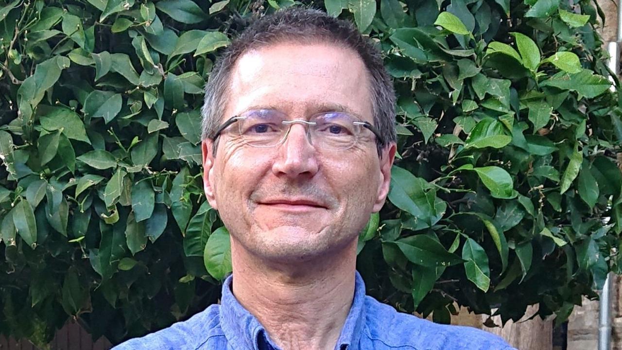 Prof. Dr. med. Karl-Heinz Leven im blauen Hemd