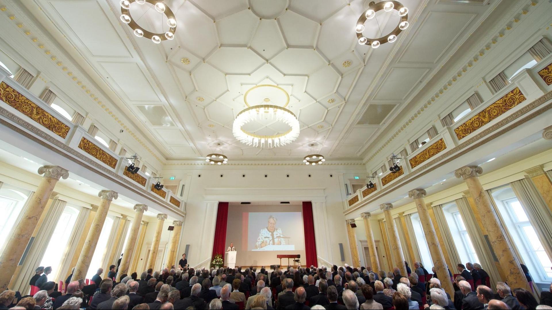 Der Festsaal im neuen Gebäude der Nationalen Akademie der Wissenschaften Leopoldina am Freitag (25.05.2012) in Halle (Saale). Im Dezember 2011 wurde der Schlüssel übergeben, zum Jahreswechsel 2012 der Umzug in das neue Domizil bewältigt und heute wurde der Komplex mit einem Festakt eingeweiht. Foto: Peter Endig dpa/lah | Verwendung weltweit Der Festsaal im neuen Gebäude der Nationalen Akademie der Wissenschaften Leopoldina am Freitag (25.05.2012) in Halle (Saale). Im Dezember 2011 wurde der Schlüssel übergeben, zum Jahreswechsel 2012 der Umzug in das neue Domizil bewältigt und heute wurde der Komplex mit einem Festakt eingeweiht. Foto: Peter Endig dpa/lah | Verwendung weltweit