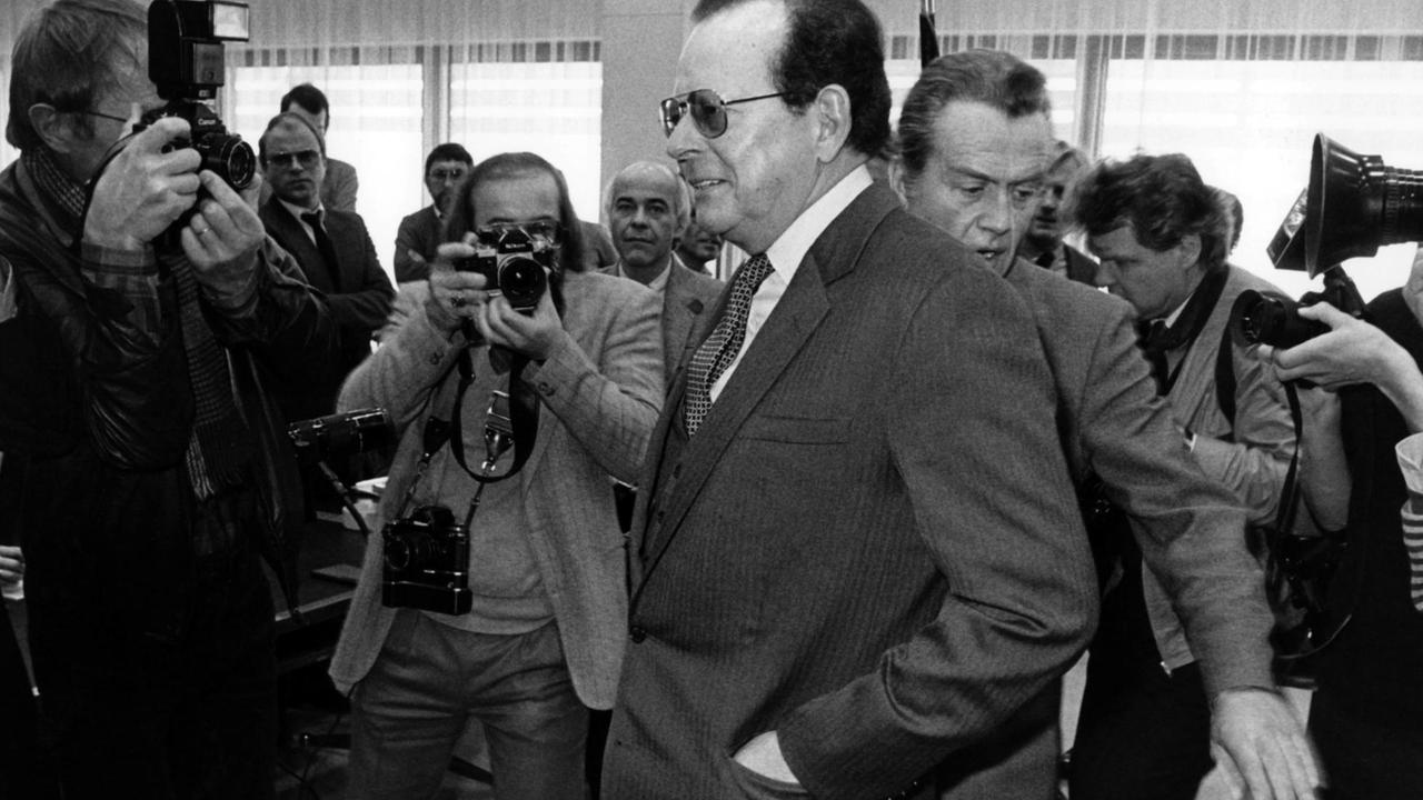 Der Konzernchef Friedrich Karl Flick (M) stand am 15.03.1984 als Zeuge vor dem Untersuchungsausschuss des Bundestages in Bonn. Er bestritt mit Nachdruck, dass er oder ein Angehöriger des Flick-Konzerns in die Parteispenden-Affäre verwickelt sei. Der Konzernchef Friedrich Karl Flick (M) stand am 15.03.1984 als Zeuge vor dem Untersuchungsausschuss des Bundestages in Bonn. Er bestritt mit Nachdruck, dass er oder ein Angehöriger des Flick-Konzerns in die Parteispenden-Affäre verwickelt sei.