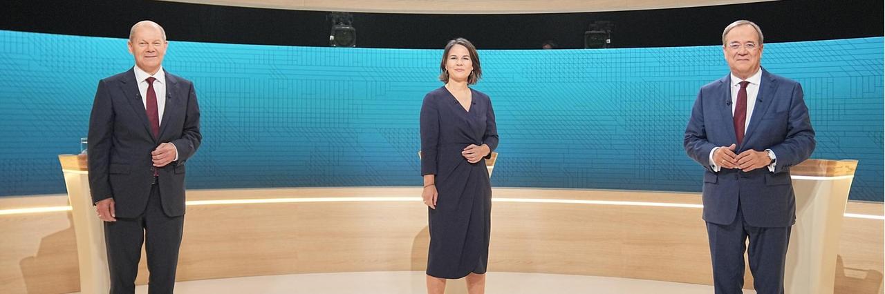 Kanzler-Kandidat Olaf Scholz, Kanzler-Kandidatin Annalena Baerbock und Kanzler-Kandidat Armin Laschet stehen im Fernseh-Studio. Kanzler-Kandidat Olaf Scholz, Kanzler-Kandidatin Annalena Baerbock und Kanzler-Kandidat Armin Laschet stehen im Fernseh-Studio.