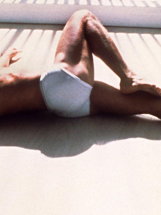 Der Yuppie Patrick Bateman (Christian Bale) entspannt sich im neuen Kinofilm "American Psycho" (Szenenfoto) nach einer anstrengenden Nacht. Bateman hat eine äußerst gepflegte Erscheinung, Manieren wie ein Gentleman, ist wohlhabend und sympathisch. Trotzdem er sich in den New Yorker Mikrokosmos des Koksens, Gelddruckens und Konsumbadens perfekt eingegliedert hat, umgibt ihn ein dunkles Geheimnis: Er ist ein Serienkiller.