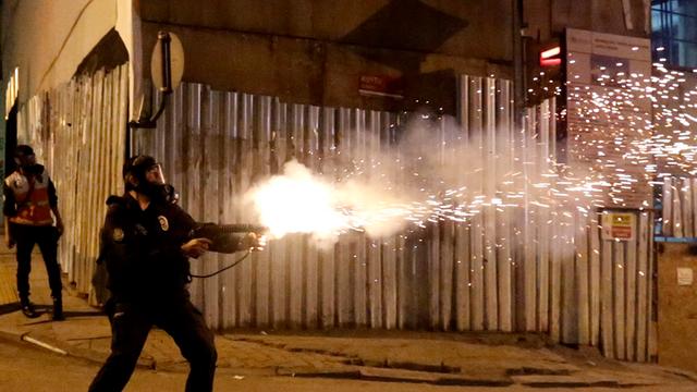 Ein Polizist feuert am 31.05.2014 in Istanbul Tränengas ab. Die türkische Polizei ist am Samstag in Istanbul mit Tränengas und Wasserwerfern gegen Regierungsgegner vorgegangen. Sie trieb hunderte Menschen auseinander, die zum Jahrestag der Massenproteste gegen Ministerpräsident Recep Tayyip Erdogan zum zentralen Taksim-Platz vordringen wollten.