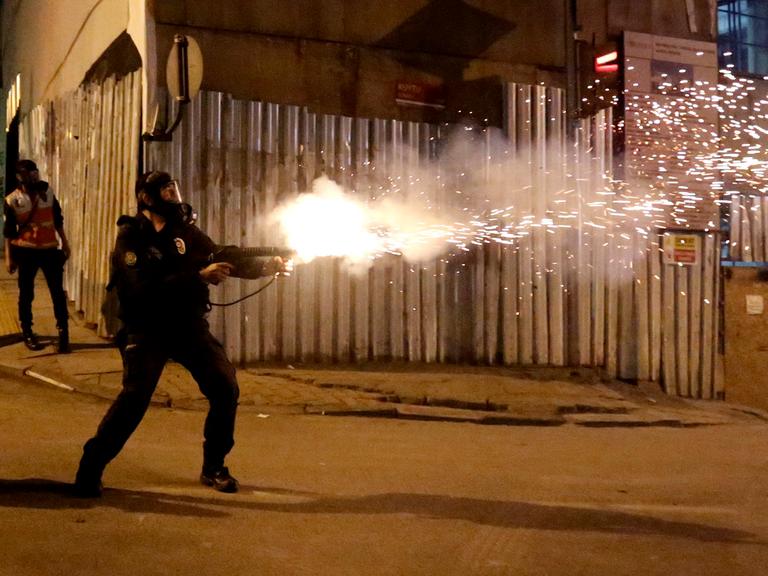 Ein Polizist feuert am 31.05.2014 in Istanbul Tränengas ab. Die türkische Polizei ist am Samstag in Istanbul mit Tränengas und Wasserwerfern gegen Regierungsgegner vorgegangen. Sie trieb hunderte Menschen auseinander, die zum Jahrestag der Massenproteste gegen Ministerpräsident Recep Tayyip Erdogan zum zentralen Taksim-Platz vordringen wollten.