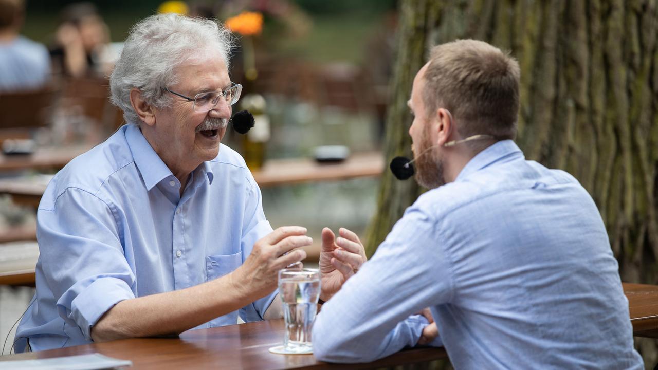 Am Ende des Spaziergangs machen Paul Maar und Olaf Kosert Pause im Biergarten an der Regnitz und Paul Maar erzählt von seinem nächsten Buch: über seine erwachsenen Kinder und seine Verbundenheit zu Bamberg. Am Ende des Spaziergangs machen Paul Maar und Olaf Kosert Pause im Biergarten an der Regnitz und Paul Maar erzählt von seinem nächsten Buch: über seine erwachsenen Kinder und seine Verbundenheit zu Bamberg.