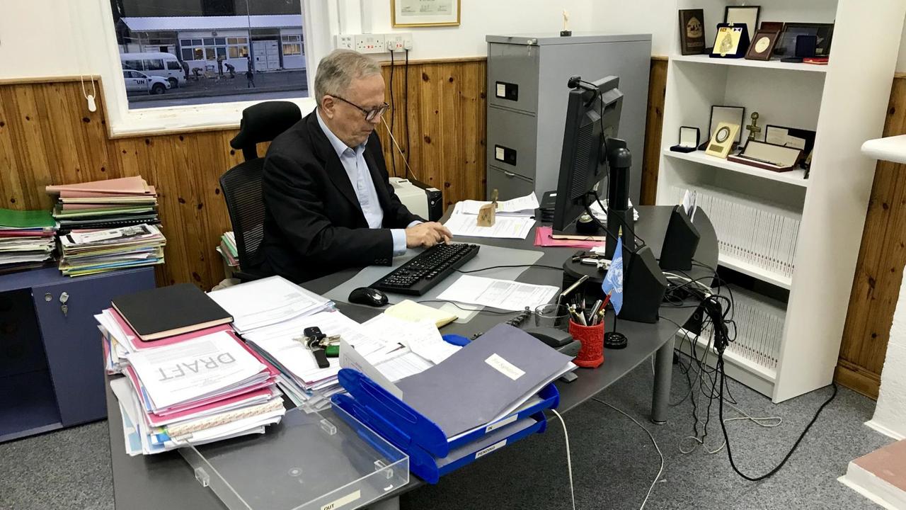 Paul-Henri Arni, UN-Leiter des "Committee for Missing Persons", kurz CMP, in seinem Büro