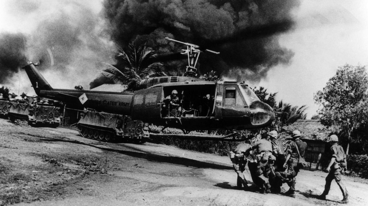 Soldaten der US-Armee tragen am 11.05.1968 in Saigon einen verletzten Kameraden zu einem Helikopter der diesen zu einem Lazarett bringt. Soldaten der US-Armee tragen am 11.05.1968 in Saigon einen verletzten Kameraden zu einem Helikopter der diesen zu einem Lazarett bringt.