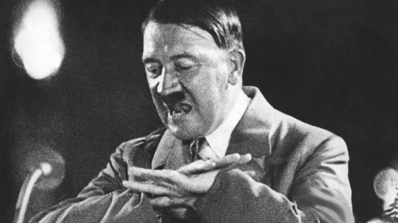 Adolf Hitler hält während des Dritten Reiches (1933-1945) eine Rede. (Undatierte Aufnahme). Adolf Hitler hält während des Dritten Reiches (1933-1945) eine Rede. (Undatierte Aufnahme).