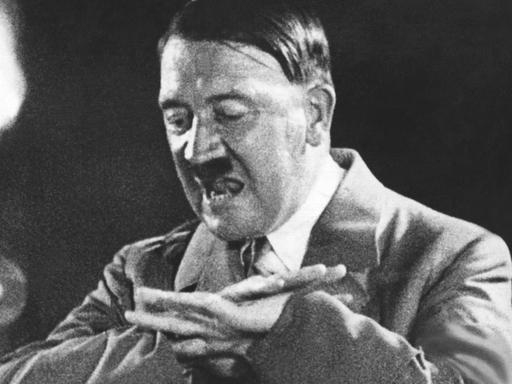 Adolf Hitler während einer Rede (undatierte Aufnahme)