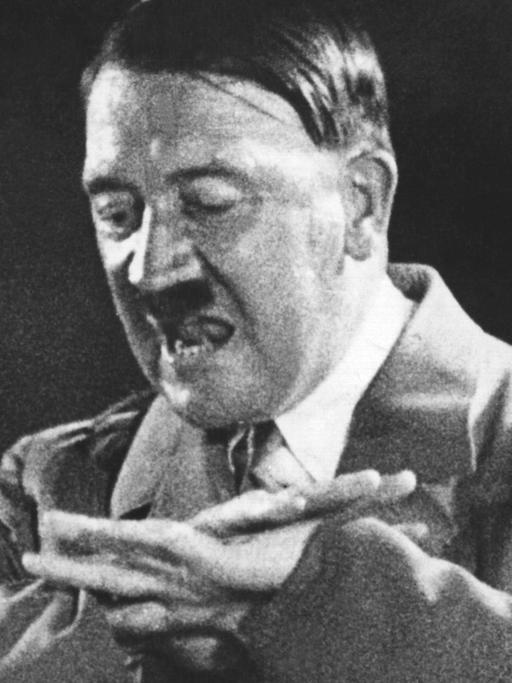 Undatierte Aufnahme: Adolf Hitler hält gestenreich eine Rede
