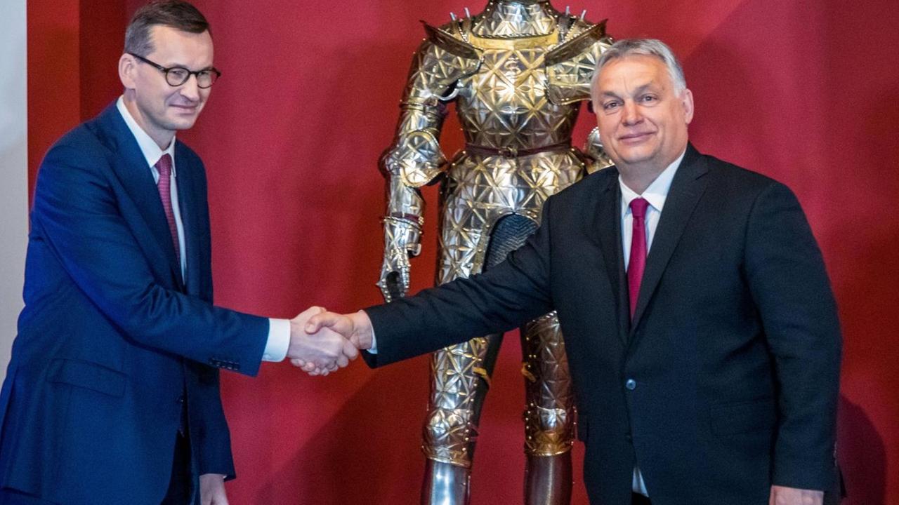 Der polnischen Ministerpräsident Mateusz Morawiecki und der ungarische Ministerpräsident Victor Orban (r.) reichen sich die Hand Der polnischen Ministerpräsident Mateusz Morawiecki und der ungarische Ministerpräsident Victor Orban (r.) reichen sich die Hand